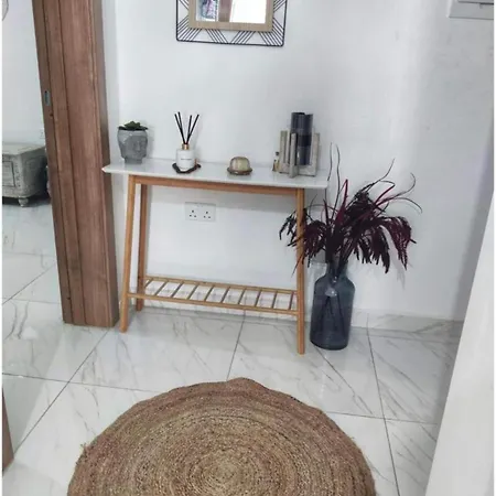 Daire Modern 2 Bedroom 1min Away From The Sea St. Paul's Bay