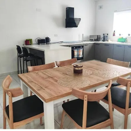 Modern 2 Bedroom 1min Away From The Sea Apartman